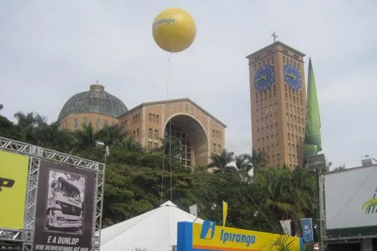 Como o balão aéreo blimp pode transformar a visibilidade da sua marca em eventos e campanhas